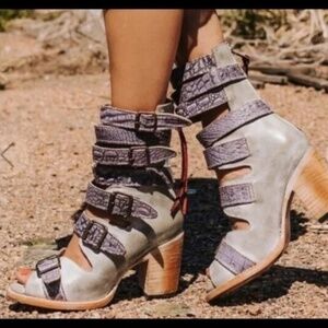 BNIB/NWT🤩 |•FREEBIRD🦅BY STEVEN•| 'Bond' in Ice Multi Size 8